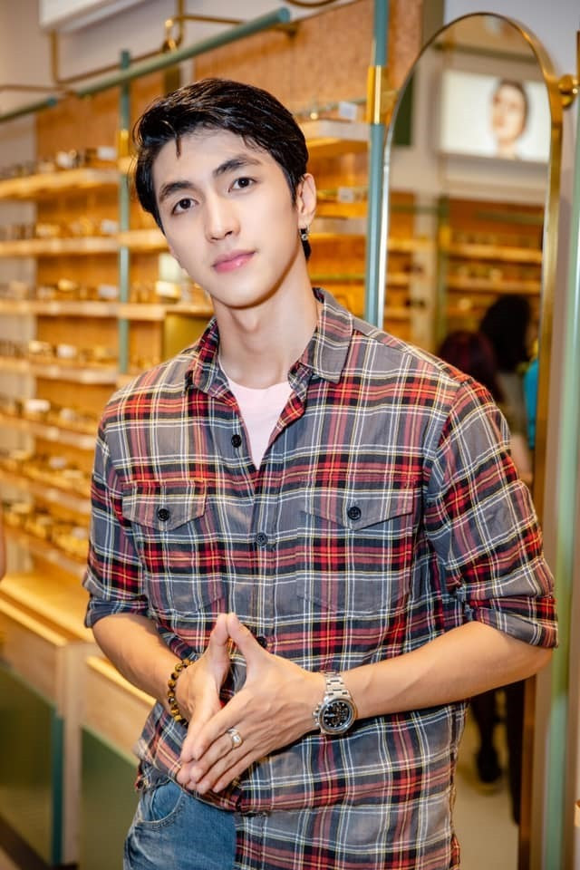 Diễn viên Bình An (phải) nhận chỉ trích là kém duyên trong bài ảnh của gia đình Salim.