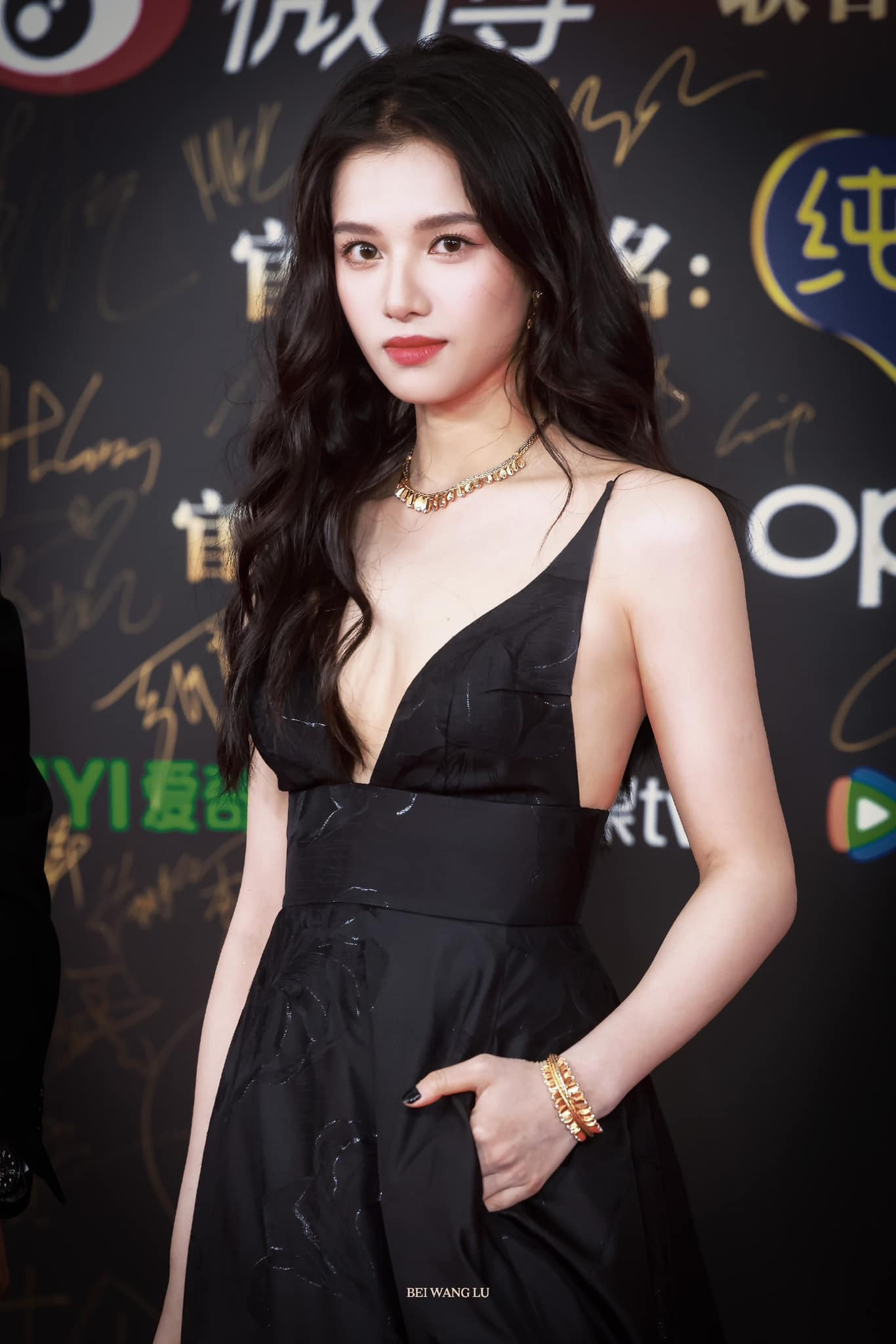 Trương Tịnh Nghi thu hút mọi ánh nhìn nhờ bộ váy xẻ sâu. Trương Tịnh Nghi thu hút mọi ánh nhìn nhờ bộ váy xẻ sâu.