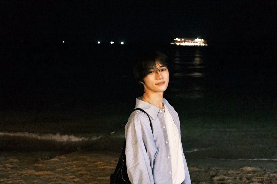 Trong khi đó, Beomgyu viết: “Chuyến đi Việt Nam cùng bạn thân” và gắn tên Soobin. Hai nam thần tượng có nhiều bức hình đẹp tại biển Phú Quốc, thủy cung…