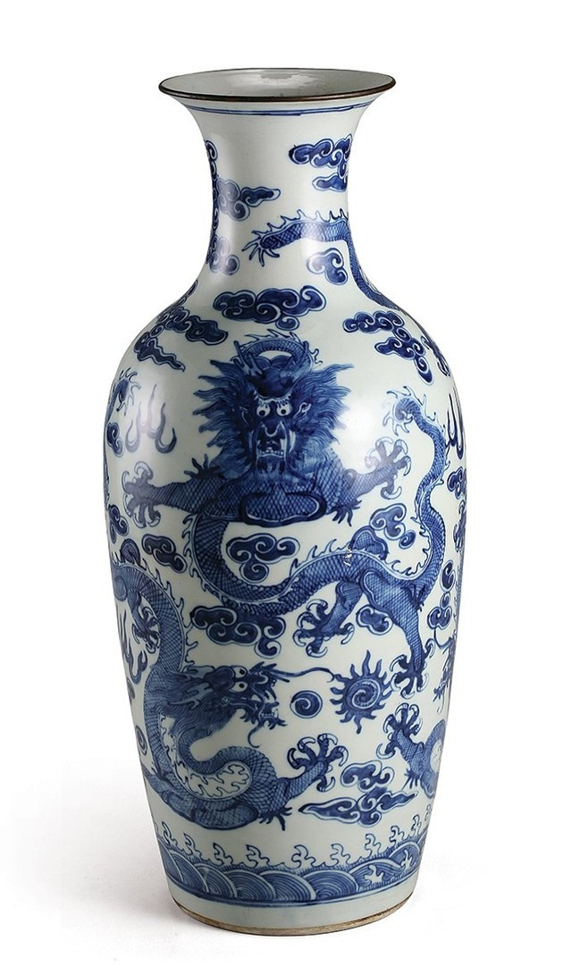 Bình hiệu đề Minh Mạng niên chế 1820-1841 (trái) và Tiền thưởng Phi long thập ngũ bạc Triều Nguyễn có hình ảnh rồng. Ảnh: Bảo tàng Lịch sử TP. Hồ Chí Minh.