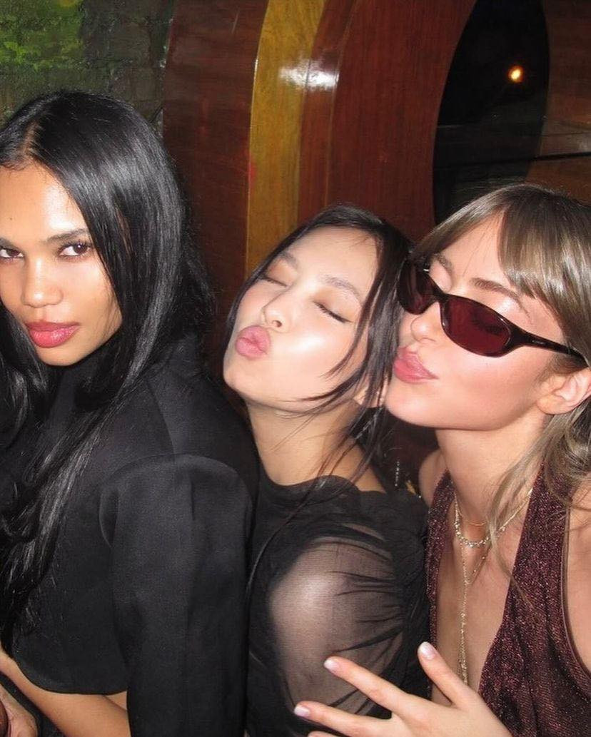 Một số fan đã bắt gặp nữ thần tượng sinh năm 1996 có mặt tại Mỹ. Trên story cá nhân, cô chia sẻ đang ở phòng thu âm và hé lộ file ghi âm và nhanh chóng xóa đi.