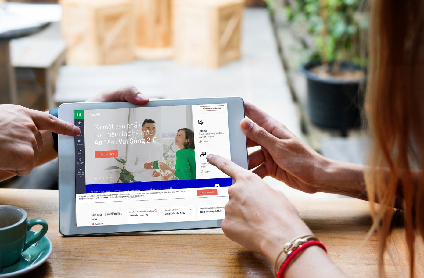 Bảo hiểm nhân thọ mạnh tay chi tiền lương nhân viên. Ảnh: Manulife. Bảo hiểm nhân thọ mạnh tay chi tiền lương nhân viên. Ảnh: Manulife.