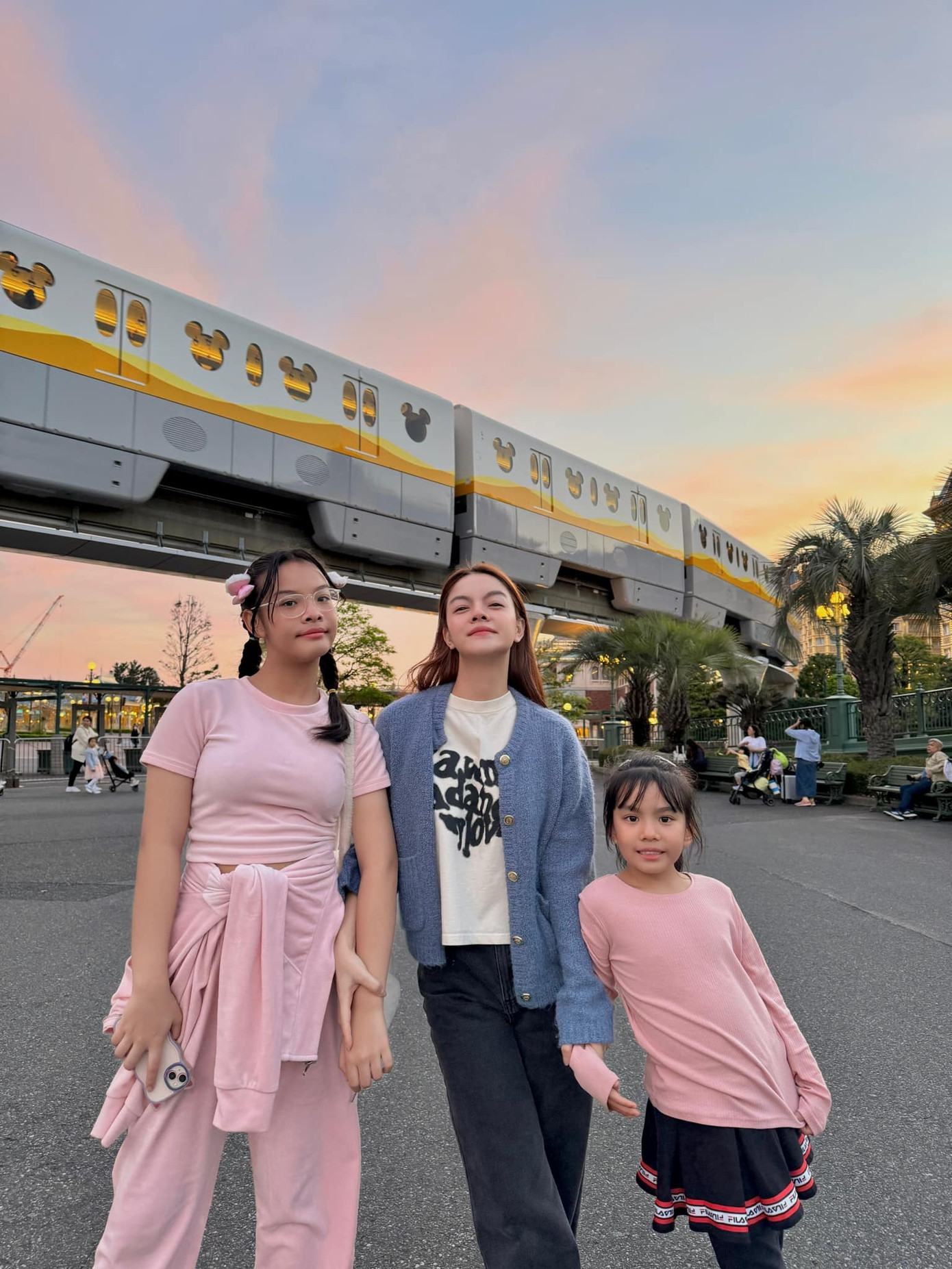 Phạm Quỳnh Anh đưa gia đình đến Nhật Bản. Cô thử sức với trò cảm giác mạnh cùng hai con trong chuyến hành trình đến Disneyland.