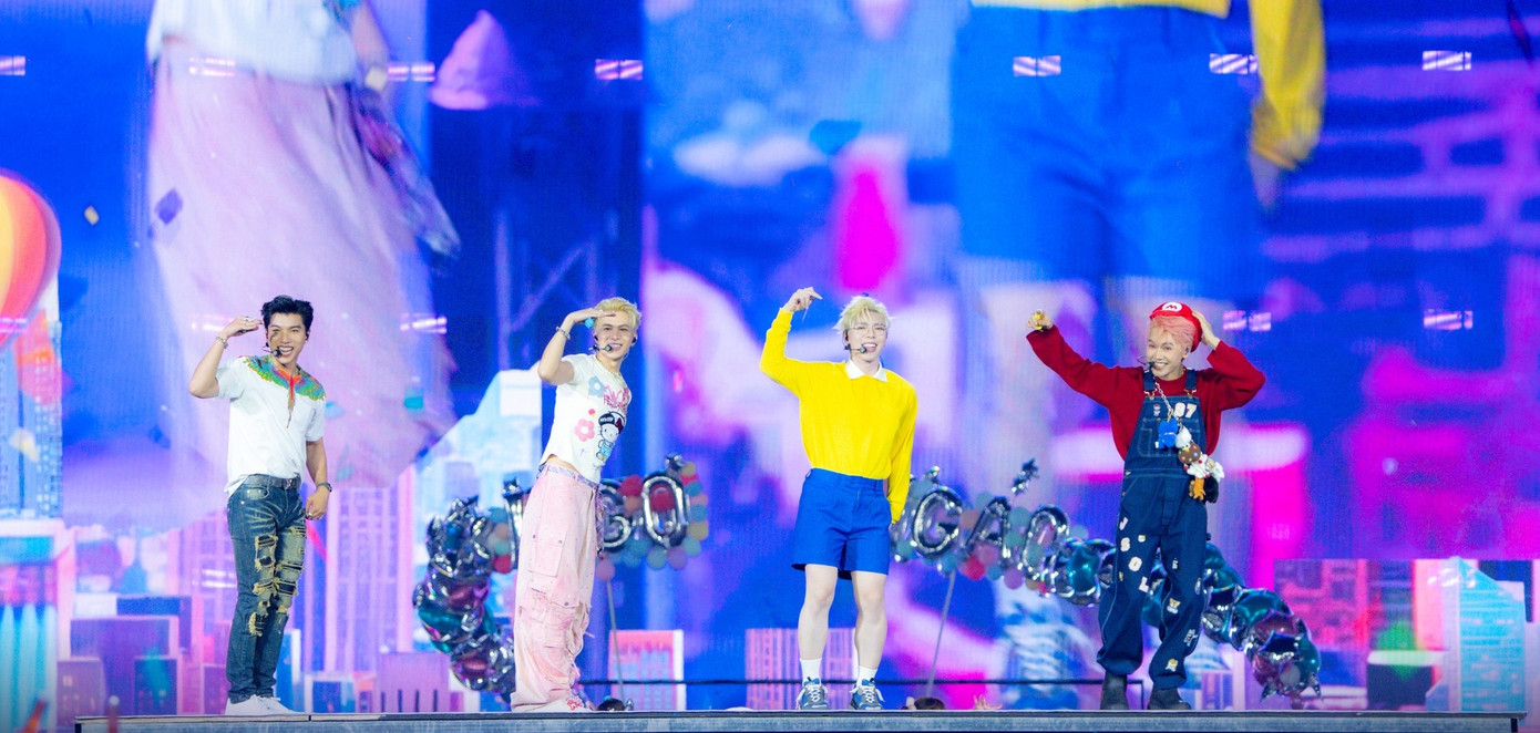 Không kém cạnh, nhóm anh trai diễn Tình đầu quá chén, Sau đêm nay cũng đều có quà dành tặng các khán giả Thủ đô ở concert 4. Dàn anh trai diễn hit Ngáo ngơ phiên bản mới với phần lời tiếng Anh do nữ ca sĩ Orange viết trình diễn trước khán giả Hà Nội. Không kém cạnh, nhóm anh trai diễn Tình đầu quá chén, Sau đêm nay cũng đều có quà dành tặng các khán giả Thủ đô ở concert 4. Dàn anh trai diễn hit Ngáo ngơ phiên bản mới với phần lời tiếng Anh do nữ ca sĩ Orange viết trình diễn trước khán giả Hà Nội.