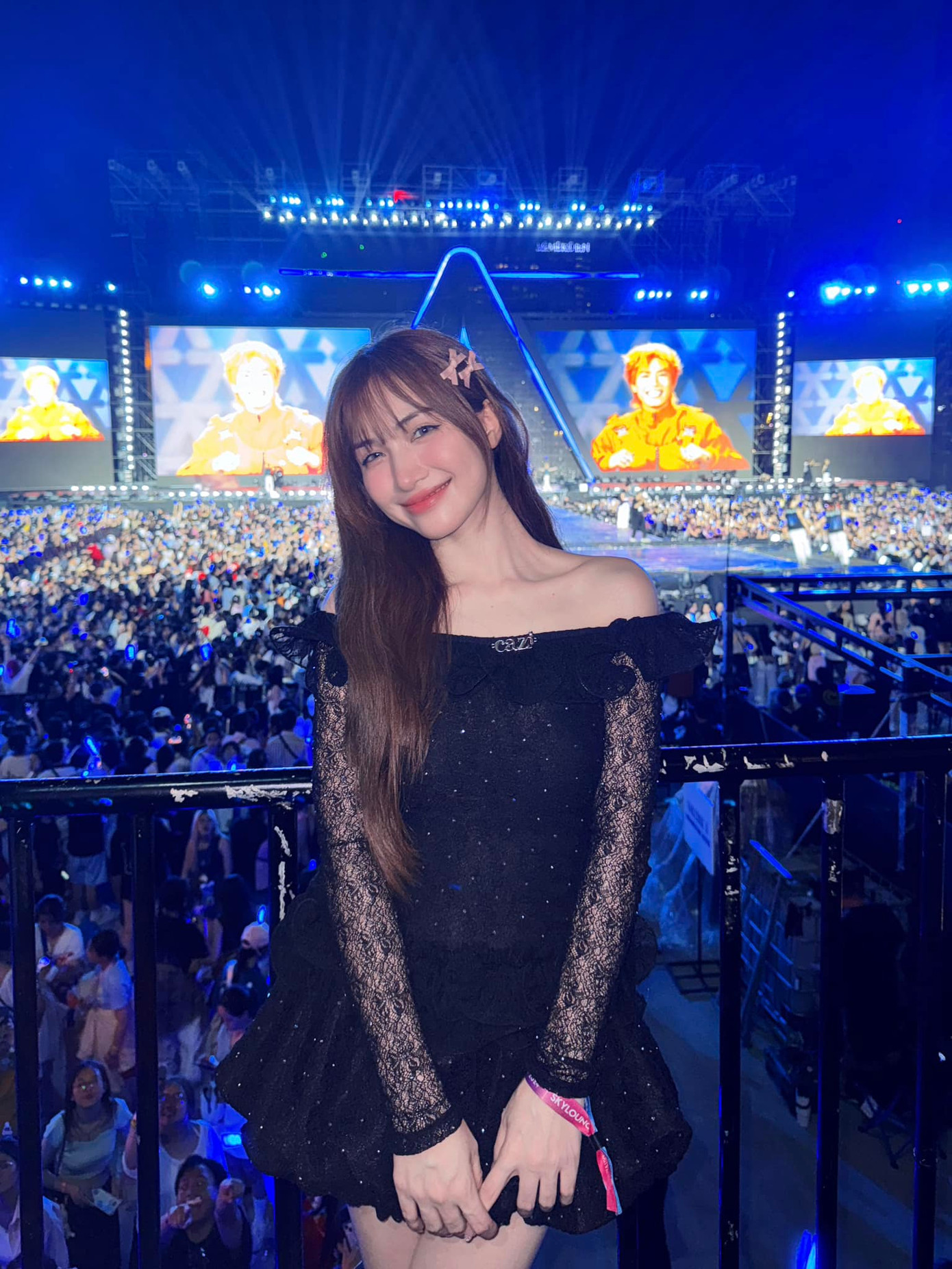 Không bỏ lỡ sự kiện lớn của các đồng nghiệp thân thiết là Đức Phúc và Erik, Hòa Minzy có mặt ủng hộ đàn em. Không bỏ lỡ sự kiện lớn của các đồng nghiệp thân thiết là Đức Phúc và Erik, Hòa Minzy có mặt ủng hộ đàn em.