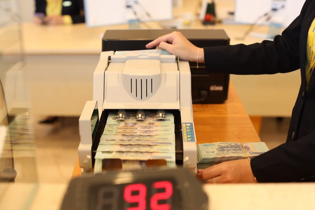 Lãi suất gửi tiết kiệm nhích lên tại nhiều ngân hàng.