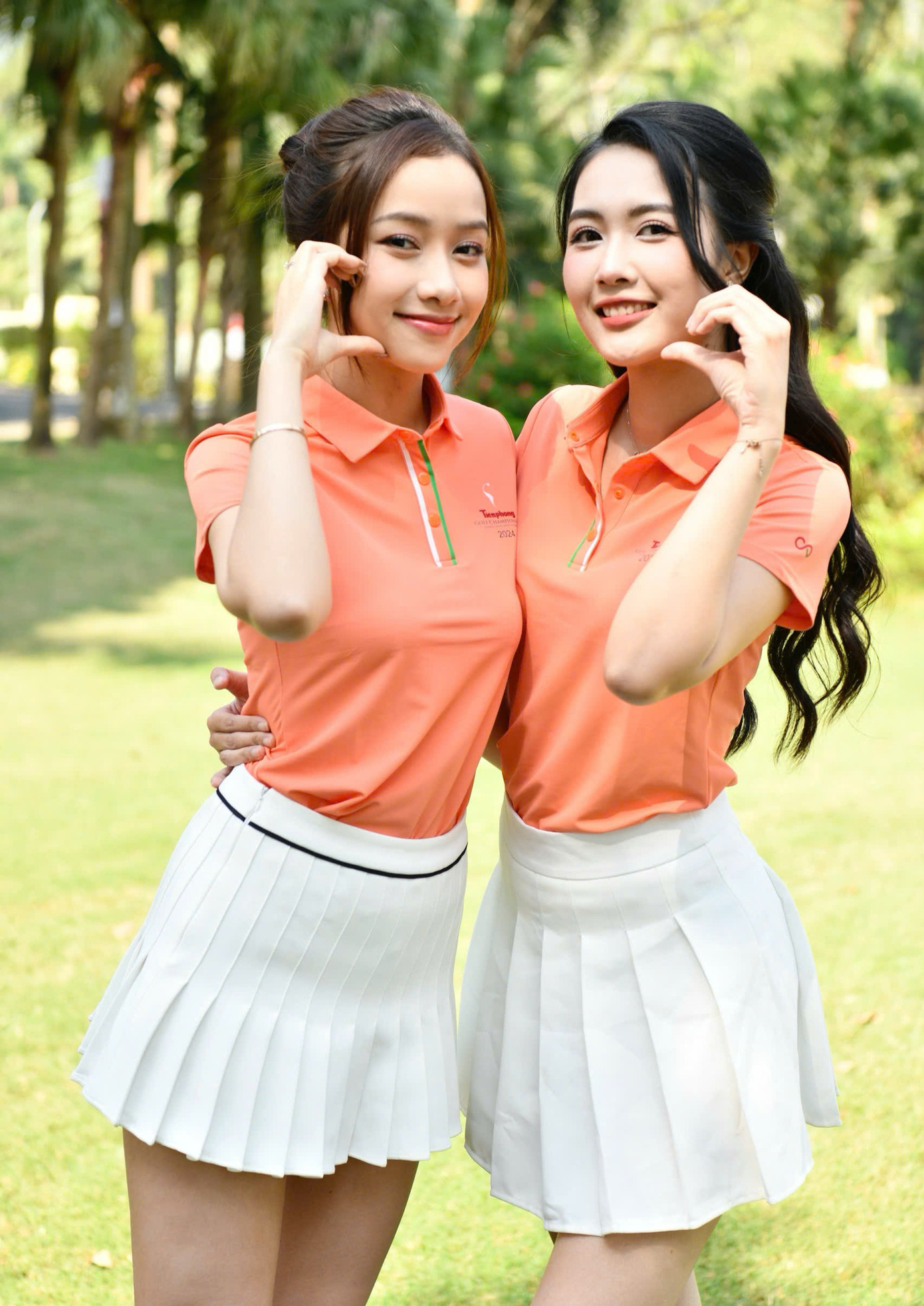 Từ trái sang, Người đẹp Nhân ái Nguyễn Ngọc Mai và Người đẹp Truyền thông Nguyễn Thị Thanh Tâm của cuộc thi Hoa hậu Việt Nam 2022. Cả hai ấn tượng với công tác tổ chức chuyên nghiệp của giải đấu.