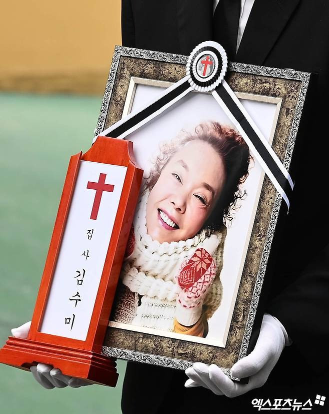 Con dâu Seo Hyo Rim khóc nức nở khi tiễn đưa Kim Soo Mi. Ảnh: Starnews.