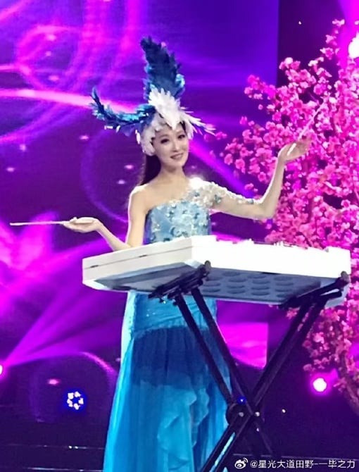 Ca sĩ Thân Diệp không may qua đời vào ngày 21/1, hưởng dương 40 tuổi. Cô là ca sĩ nhạc dân ca nổi tiếng đến từ Sơn Tây, đã nhiều lần xuất hiện trên CCTV. Ca sĩ Thân Diệp không may qua đời vào ngày 21/1, hưởng dương 40 tuổi. Cô là ca sĩ nhạc dân ca nổi tiếng đến từ Sơn Tây, đã nhiều lần xuất hiện trên CCTV.