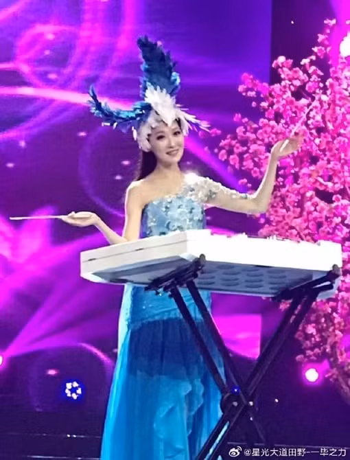 Ca sĩ Thân Diệp không may qua đời vào ngày 21/1, hưởng dương 40 tuổi. Cô là ca sĩ nhạc dân ca nổi tiếng đến từ Sơn Tây, đã nhiều lần xuất hiện trên CCTV.