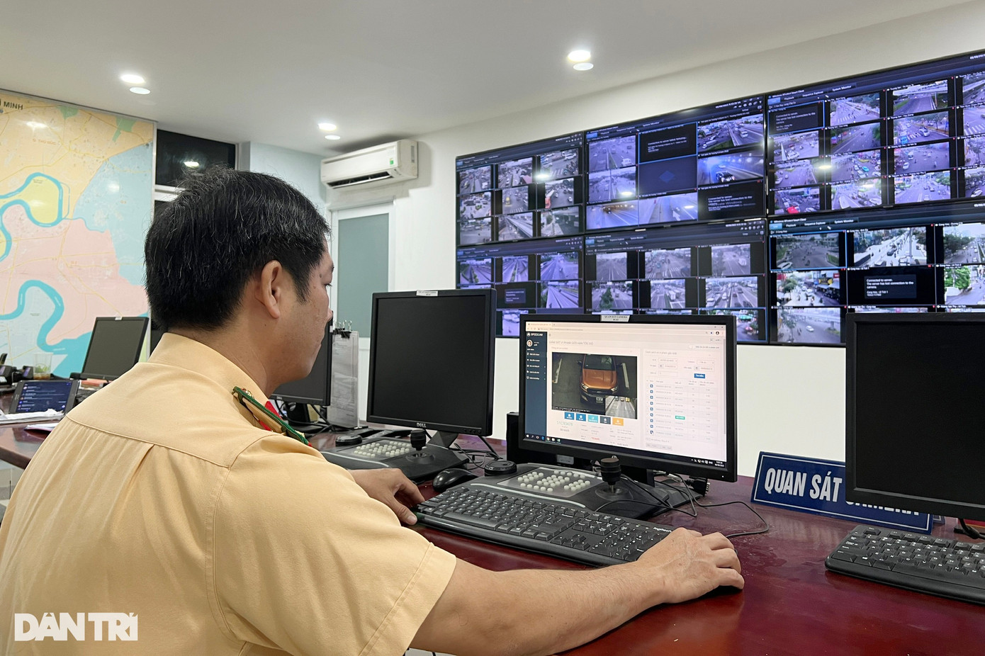 Một cán bộ CSGT thuộc Công an TPHCM đang theo dõi camera giám sát phương tiện lưu thông trên đường (Ảnh: An Huy).