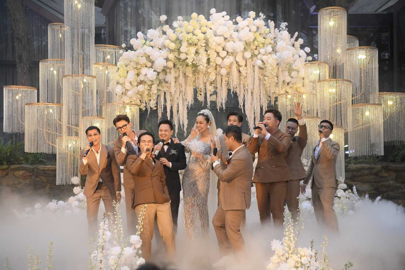 Bạn bè nghệ sĩ như nhóm OPlus, Dương Trần Nghĩa, nhạc sĩ Dương Trường Giang, Đinh Mạnh Ninh, Yanbi... hát cùng nhạc sĩ Nguyễn Đức Cường. Bạn bè nghệ sĩ như nhóm OPlus, Dương Trần Nghĩa, nhạc sĩ Dương Trường Giang, Đinh Mạnh Ninh, Yanbi... hát cùng nhạc sĩ Nguyễn Đức Cường.