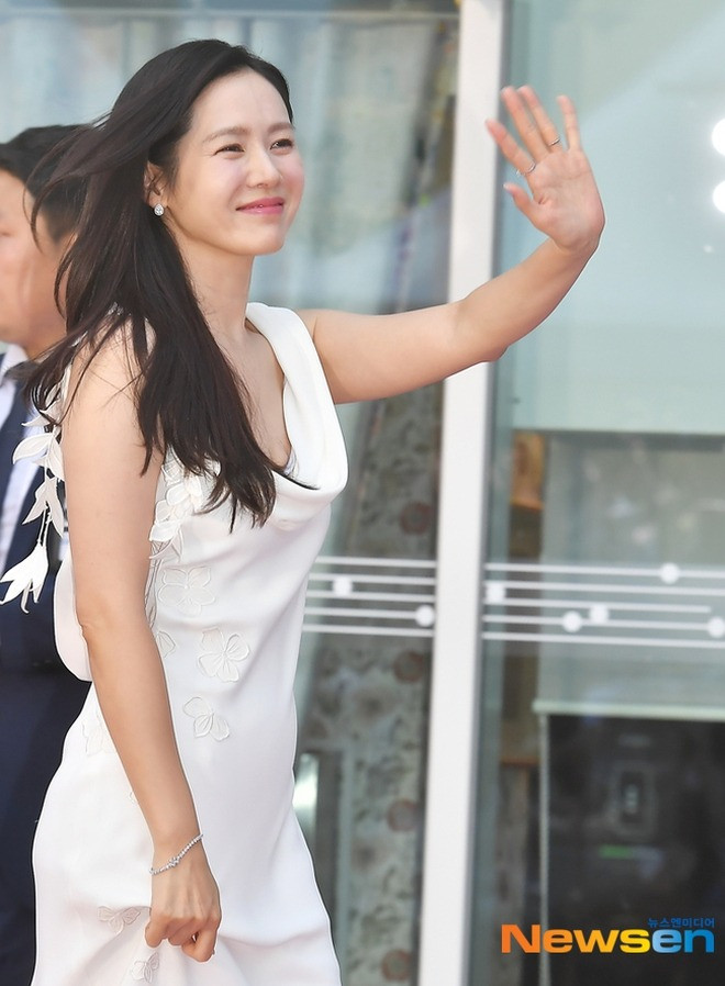 Nữ diễn viên Son Ye Jin mặc bộ váy trắng thanh lịch, rạng rỡ khi sải bước trên thảm đỏ. Đây là lần đầu cô dự liên hoan phim sau hai năm kết hôn, sinh con.