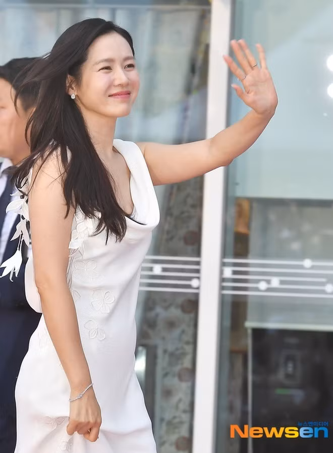 Nữ diễn viên Son Ye Jin mặc bộ váy trắng thanh lịch, rạng rỡ khi sải bước trên thảm đỏ. Đây là lần đầu cô dự liên hoan phim sau hai năm kết hôn, sinh con.