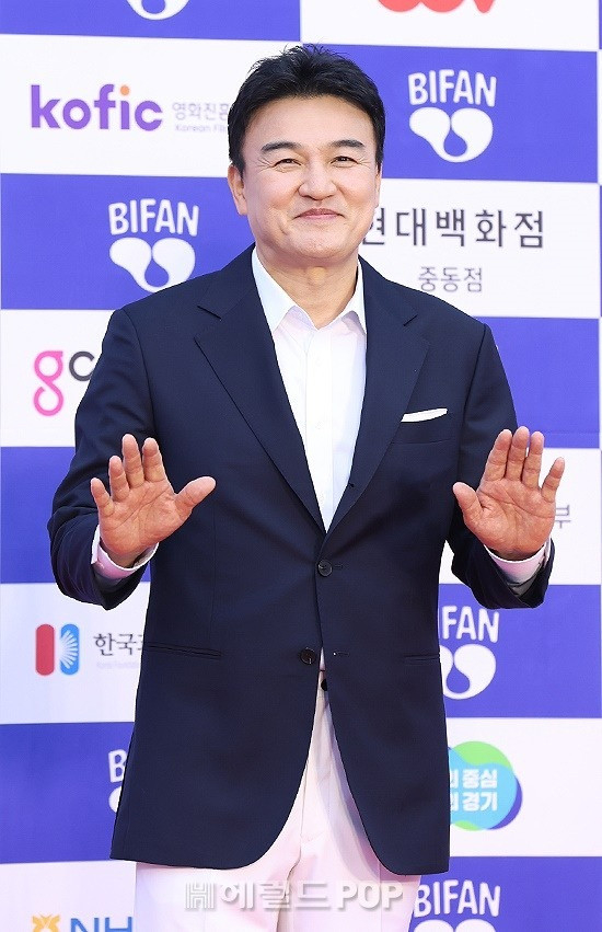 Liên hoan phim quốc tế Bucheon (BIFAN) khai mạc tối 4/7, lễ khai mạc bắt đầu lúc 19h (giờ địa phương) tại Trung tâm nghệ thuật Bucheon ở Bucheon, cách Seoul khoảng 19 km về phía tây. Những nghệ sĩ nổi tiếng có mặt như Son Ye Jin, Park Joong Hoon - chủ tịch ban giám khảo cho hạng mục Bucheon Choice: Feature, Yeon Sang Ho - đạo diễn Train to Busan, Parasyte: The Grey, diễn viên/ca sĩ Krystal, Kim Jae Joong…