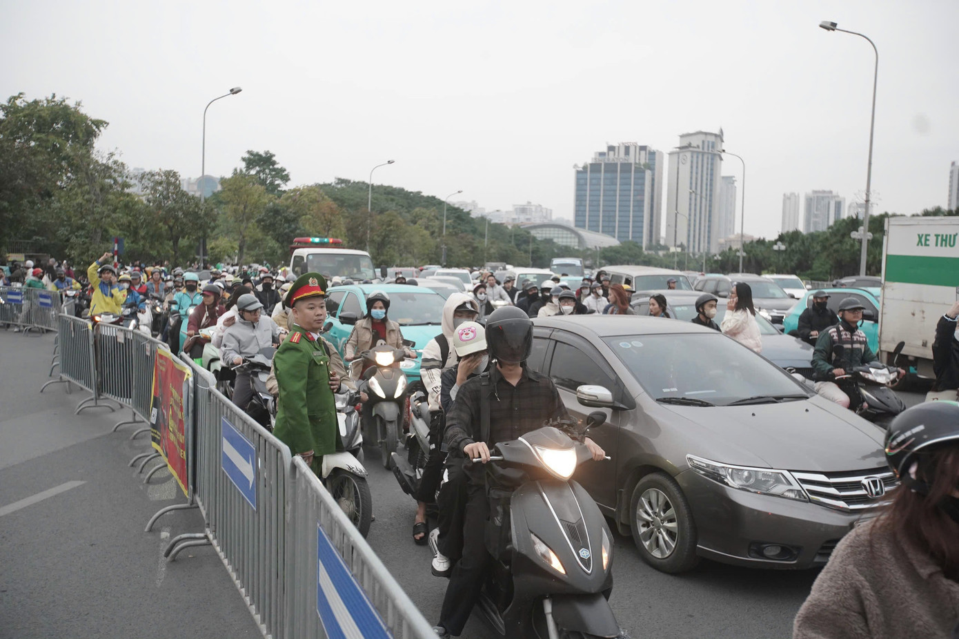 Lực lượng chức năng túc trực, điều tiết giao thông, tránh ùn tắc cục bộ.