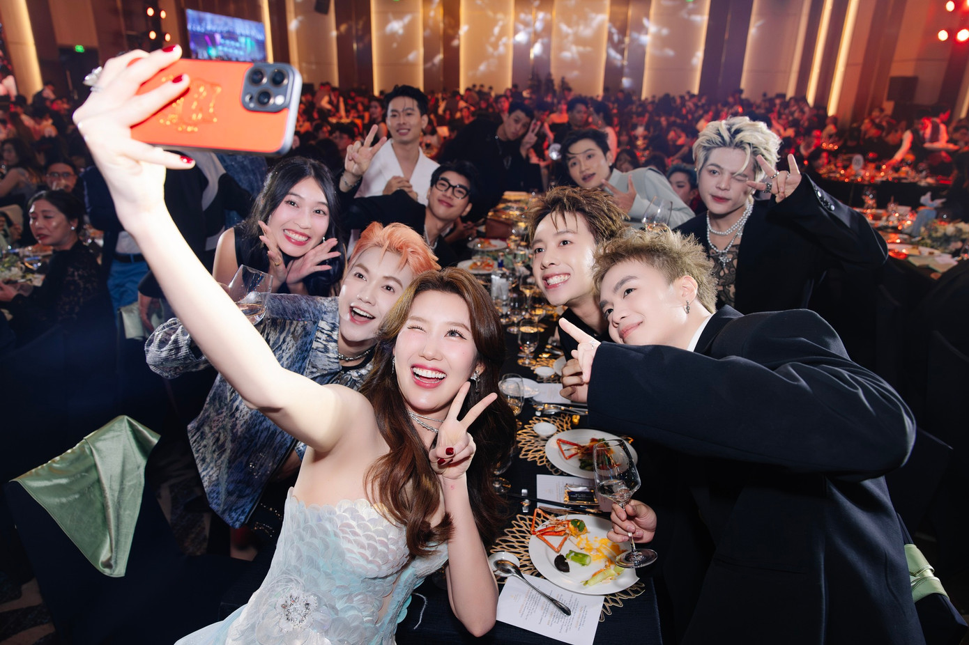 Các nghệ sĩ nhận được sự quan tâm lớn trong năm 2024 dự Year end party. Một số nơi, nghệ sĩ chỉ được vinh danh về mặt tình cảm. Các nghệ sĩ nhận được sự quan tâm lớn trong năm 2024 dự Year end party. Một số nơi, nghệ sĩ chỉ được vinh danh về mặt tình cảm.