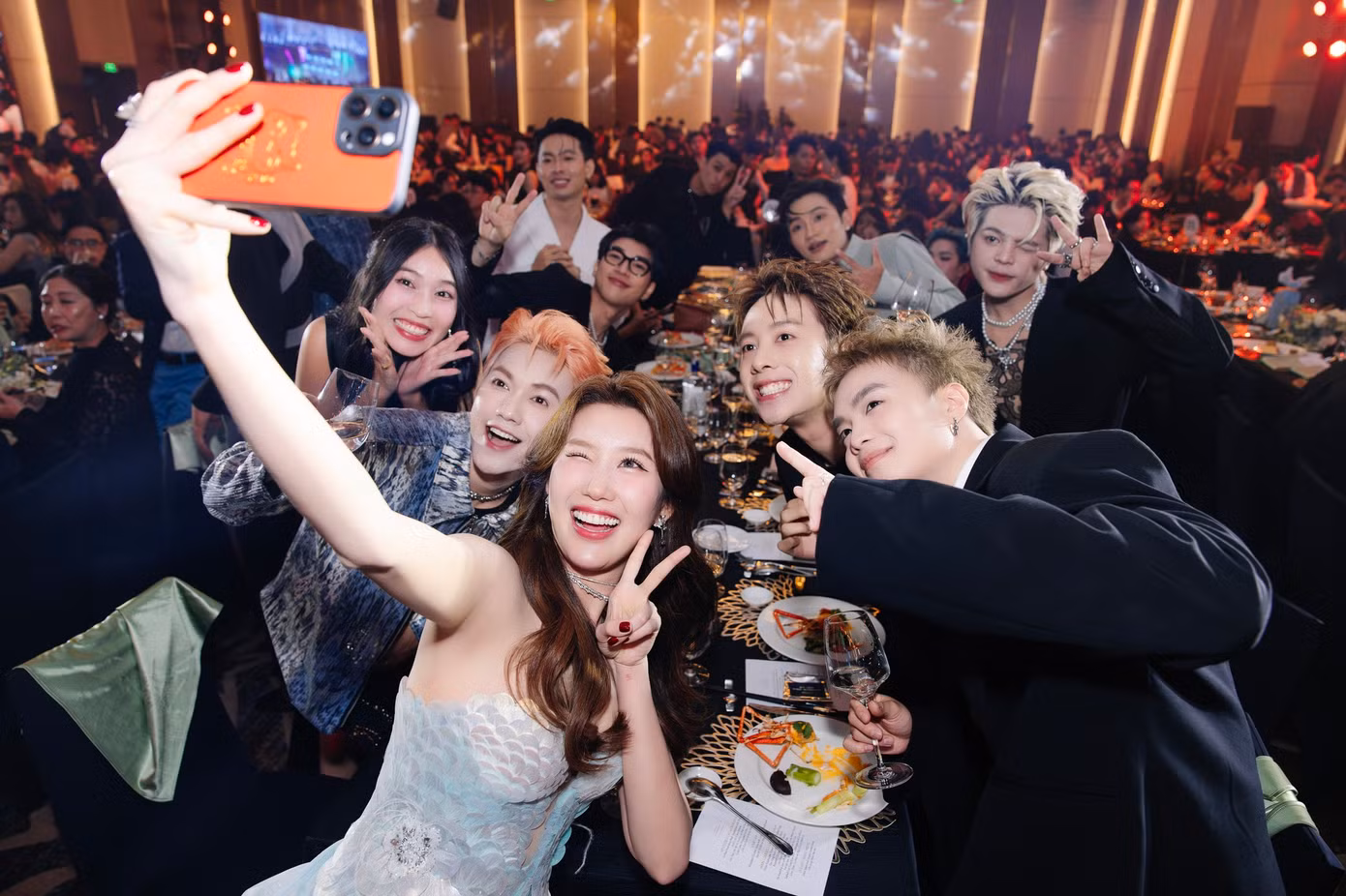 Các nghệ sĩ nhận được sự quan tâm lớn trong năm 2024 dự Year end party. Một số nơi, nghệ sĩ chỉ được vinh danh về mặt tình cảm.