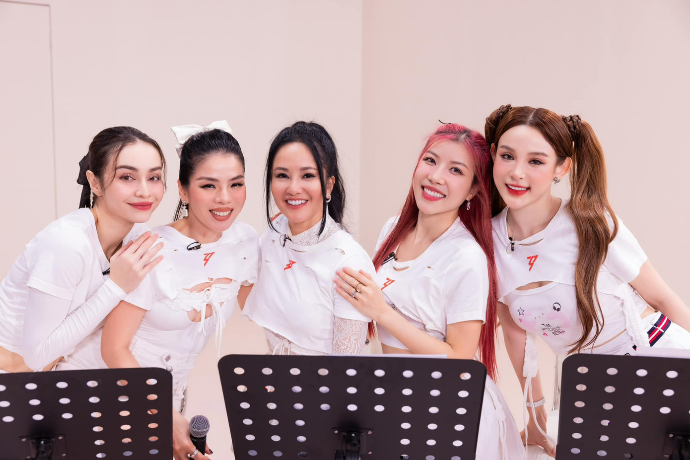 Đội mashup Ước gì & Mưa phi trường gồm diva Hồng Nhung, Lệ Quyên, Mlee, Trang Pháp, Huyền Baby. Đội mashup Ước gì & Mưa phi trường gồm diva Hồng Nhung, Lệ Quyên, Mlee, Trang Pháp, Huyền Baby.