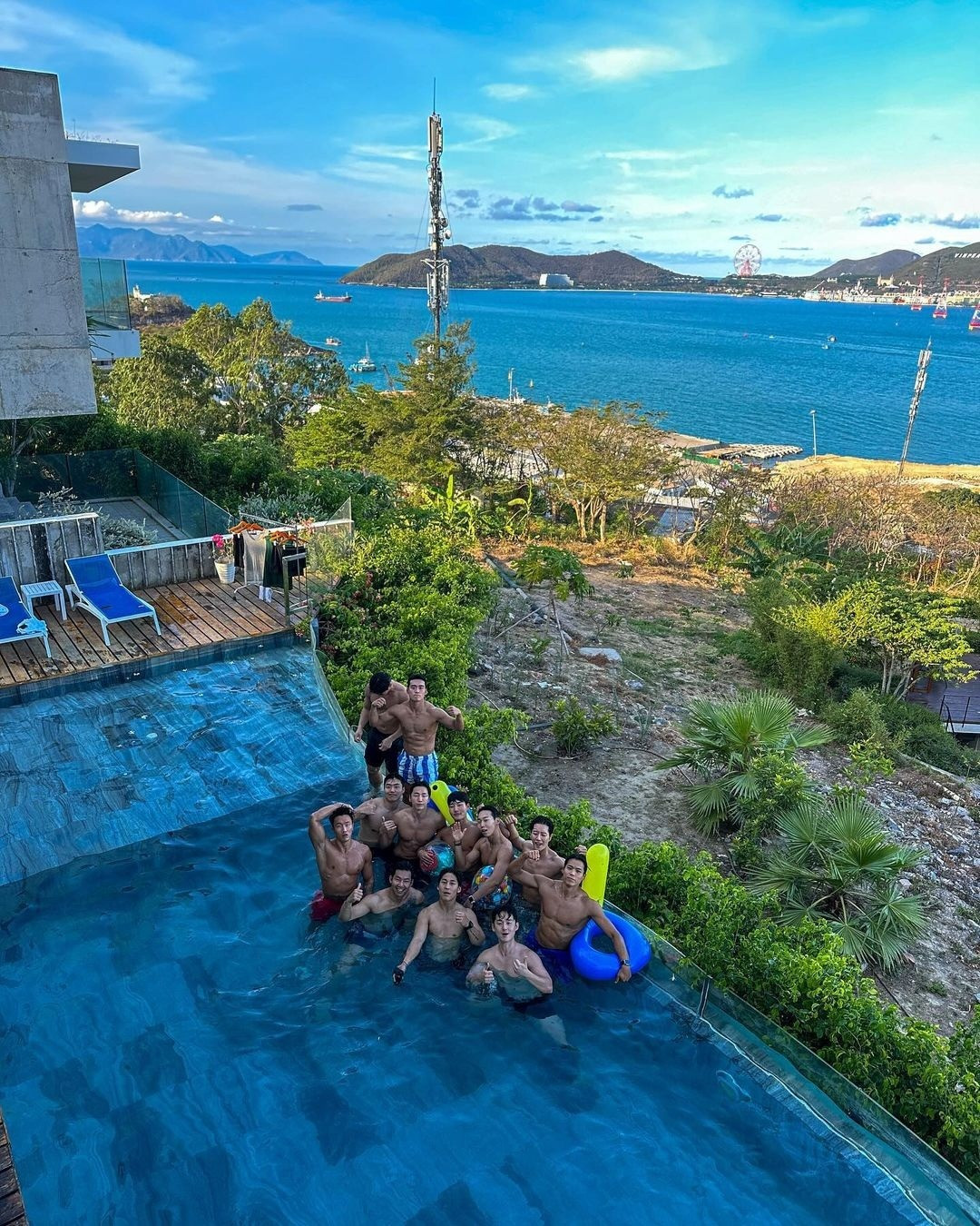 Cả nhóm lưu trú tại resort cao cấp trên núi ở Cam Ranh với tầm mắt hướng ra biển. Cả nhóm lưu trú tại resort cao cấp trên núi ở Cam Ranh với tầm mắt hướng ra biển.