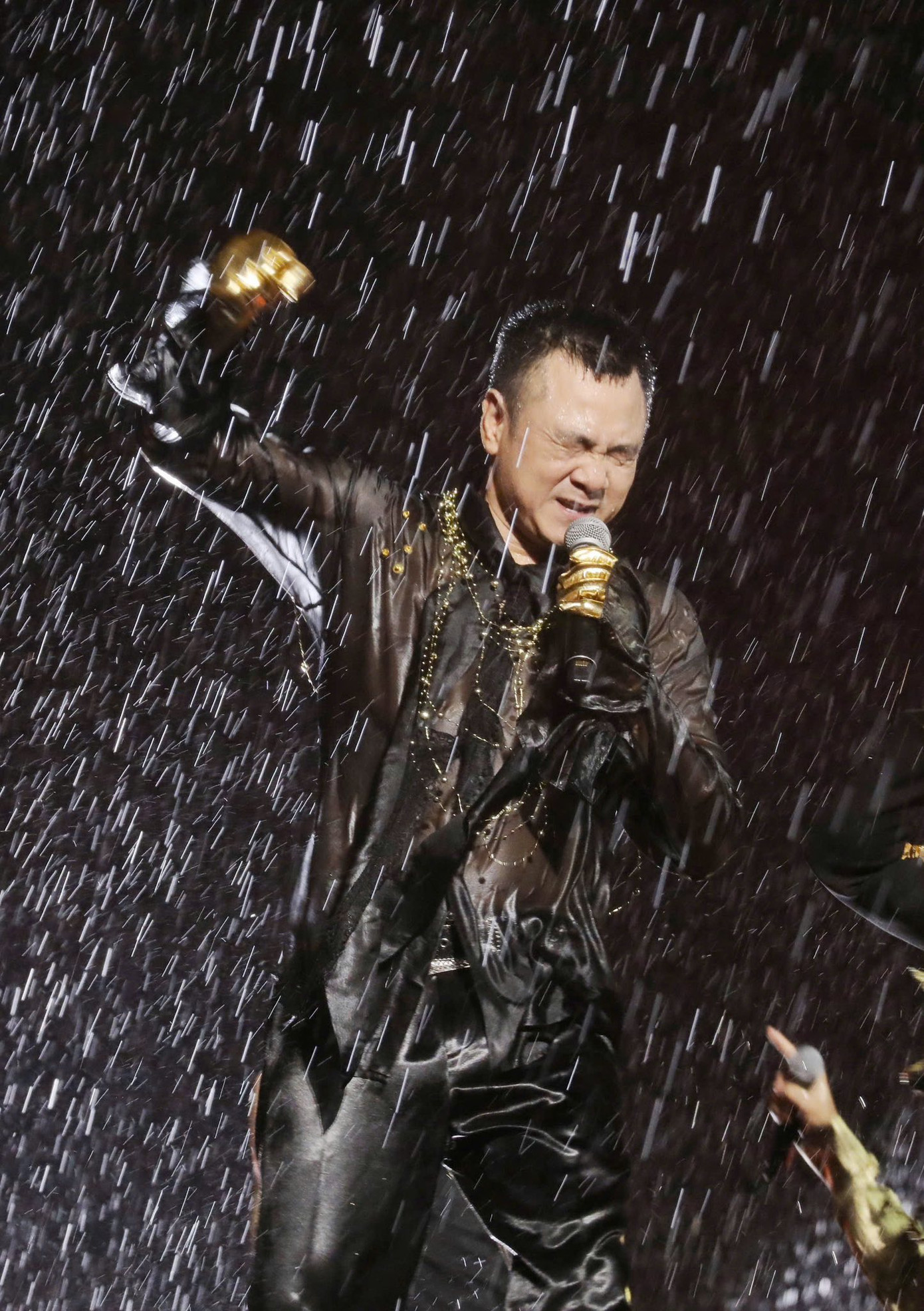 NSND Tự Long cập nhật tình hình sau đêm diễn mưa gió show Anh trai vượt ngàn chông gai ở Hưng Yên.