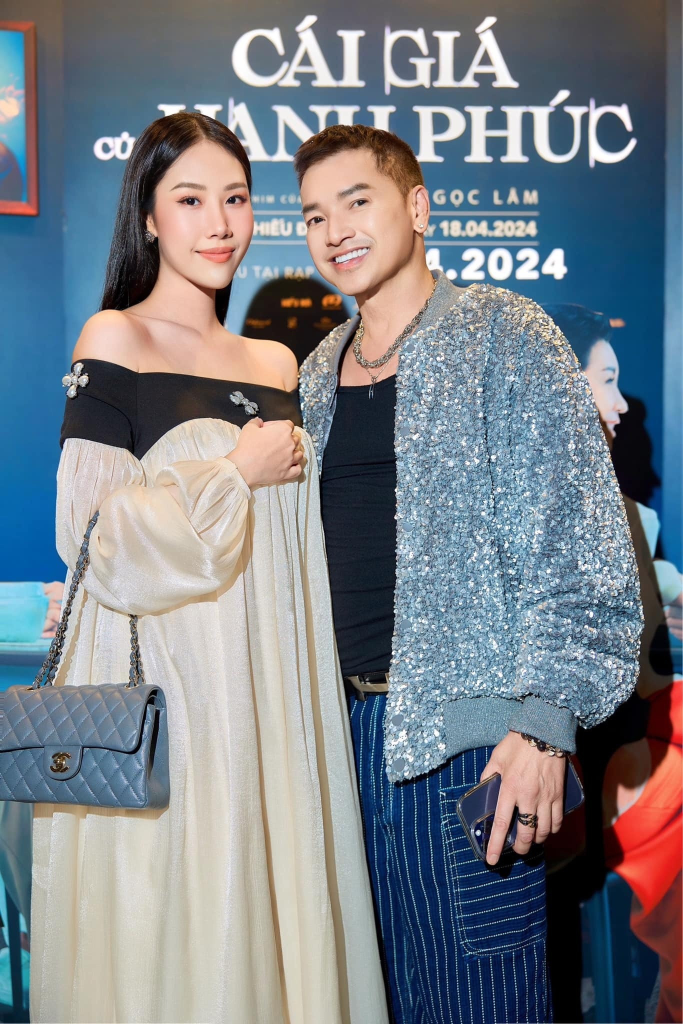 Trên mạng xã hội, Khánh Chi thường đăng tải ảnh ở nhiều sự kiện bên cạnh Quang Minh. Tại buổi ra mắt phim Cái giá của hạnh phúc hồi tháng 4, cô ôm bụng bầu đến chúc mừng bạn trai.