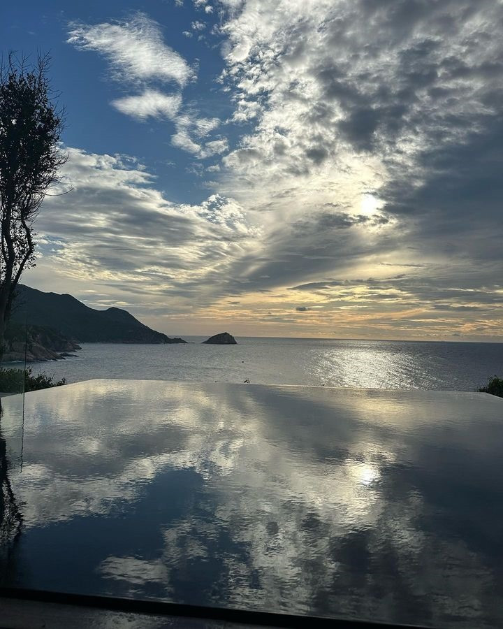 Địa điểm cô chọn nghỉ dưỡng là resort cao cấp 6 sao, với các căn biệt thự có giá thấp nhất là 16 triệu đồng/đêm và mức giá cao nhất lên tới gần 100 triệu đồng/đêm. Phòng của Prang Kannarun có khung cảnh hữu tình, bể bơi vô cực và view nhìn thẳng ra vịnh Vĩnh Hy.