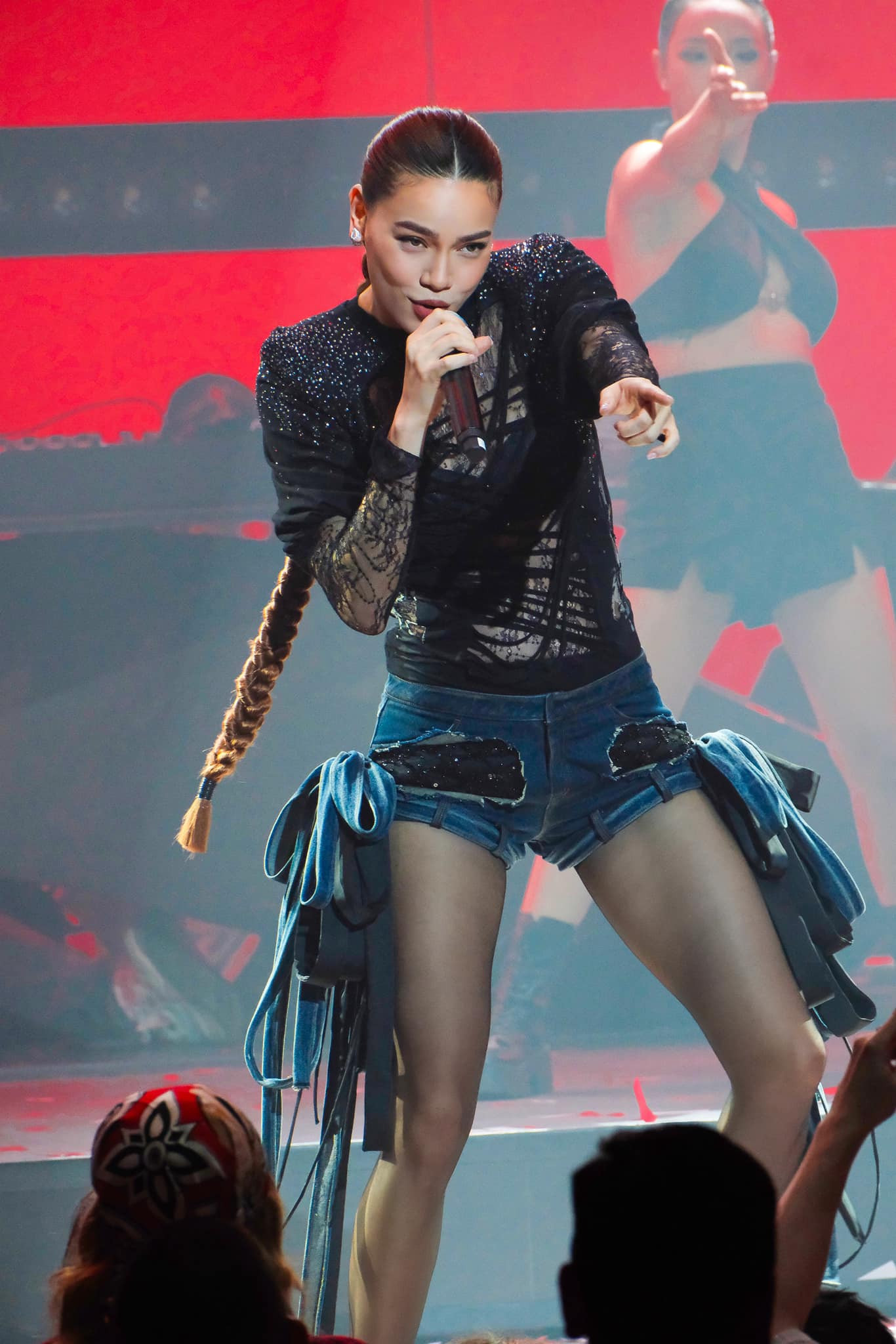 Thời trang của ca sĩ biến hóa linh hoạt, những bộ đồ bó chẽn, quá ngắn nhận về phản ứng trái chiều. Thời trang của ca sĩ biến hóa linh hoạt, những bộ đồ bó chẽn, quá ngắn nhận về phản ứng trái chiều.