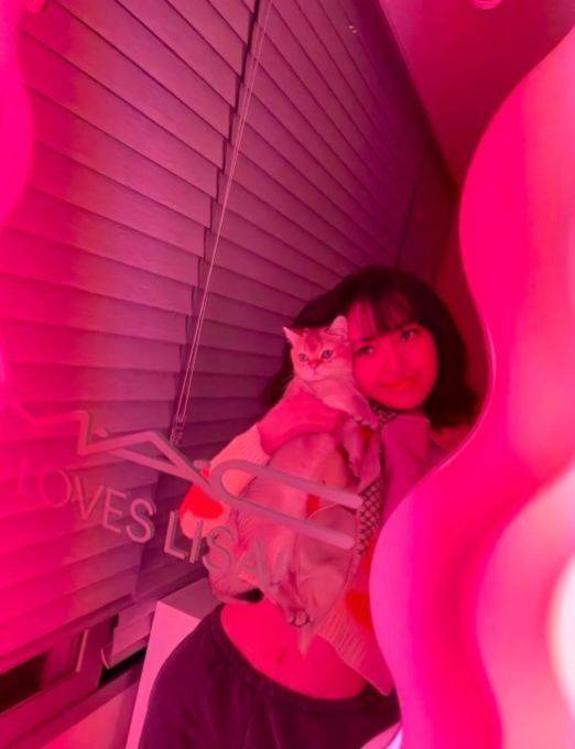 Lisa check-in tại không gian sống của mình. Lisa check-in tại không gian sống của mình.