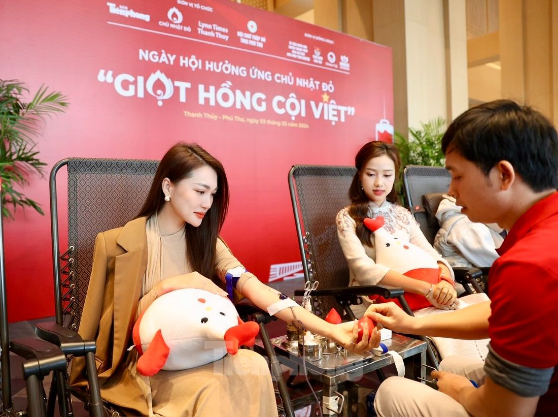 Không chỉ ủng hộ bằng sự có mặt, Ngọc Nữ đã cùng Hoa hậu Việt Nam Huỳnh Thị Thanh Thủy, Hoa hậu các dân tộc Việt Nam Nông Thúy Hằng, Người đẹp Nhân ái Nguyễn Ngọc Mai hiến máu tại sự kiện. Ảnh: Như Ý.