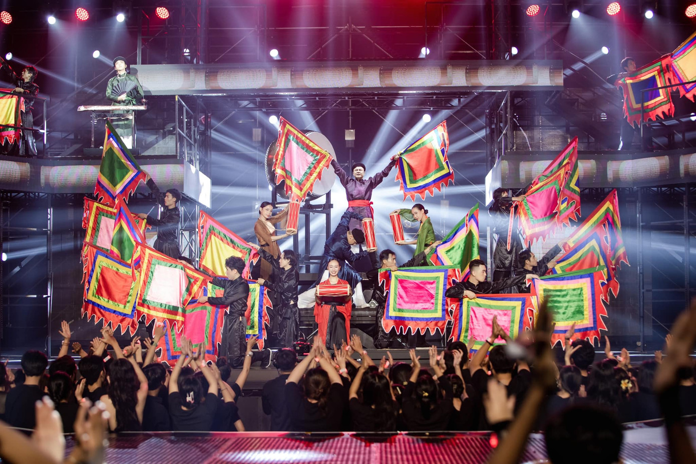 Trống cơm là tiết mục duy nhất ở Công diễn 1 vào top trending YouTube tính đến thời điểm này. Trống cơm là tiết mục duy nhất ở Công diễn 1 vào top trending YouTube tính đến thời điểm này.