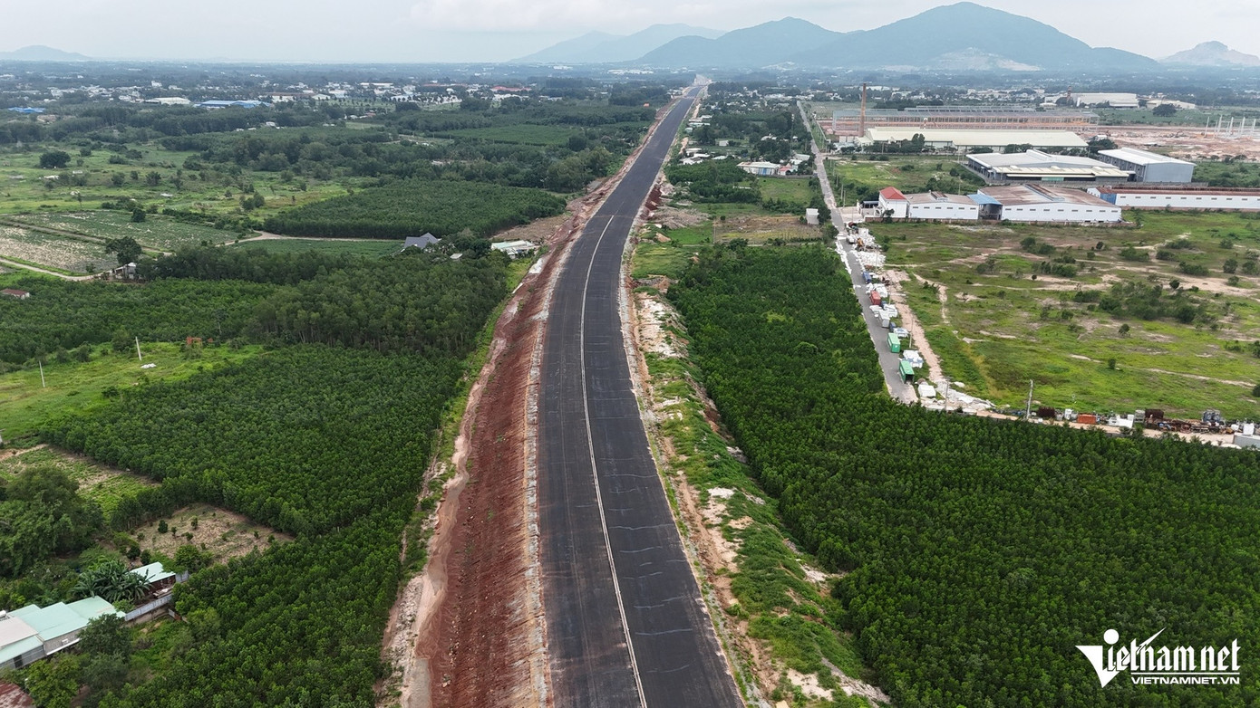 Đoạn cao tốc qua tỉnh Bà Rịa - Vũng Tàu đến nay đã dần hình thành, đang chờ đấu nối với cao tốc qua Đồng Nai. Hiện dự án đang đẩy nhanh tiến độ, phấn đấu thông xe kỹ thuật vào cuối tháng 4/2025.