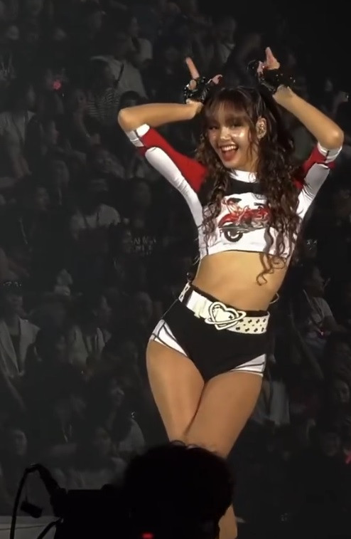 Fan meeting tại Cao Hùng (Đài Loan, Trung Quốc) của Lisa (BlackPink) bị chê thời lượng ngắn, ít bài hát trong khi giá vé cao. Fan meeting tại Cao Hùng (Đài Loan, Trung Quốc) của Lisa (BlackPink) bị chê thời lượng ngắn, ít bài hát trong khi giá vé cao.