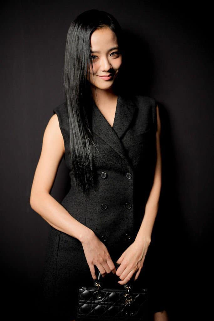 Hashtag về Jisoo nhanh chóng leo lên vị trí số 1 trending Twitter toàn cầu ngay sau khi nàng đại sứ xuất hiện tại show diễn.