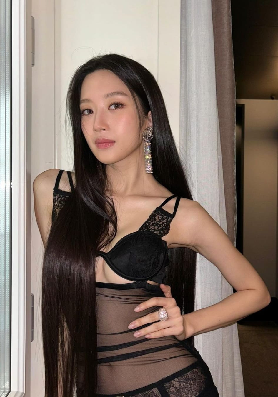 Rất hiếm khi nghệ sĩ Hàn Quốc thể hiện phong cách hở bạo tại Tuần lễ thời trang, vì vậy nữ diễn viên càng nhận được sự quan tâm lớn từ khán giả xứ Kim chi. Ga Young được bổ nhiệm làm Đại sứ toàn cầu Dolce & Gabbana năm 2023. Rất hiếm khi nghệ sĩ Hàn Quốc thể hiện phong cách hở bạo tại Tuần lễ thời trang, vì vậy nữ diễn viên càng nhận được sự quan tâm lớn từ khán giả xứ Kim chi. Ga Young được bổ nhiệm làm Đại sứ toàn cầu Dolce & Gabbana năm 2023.