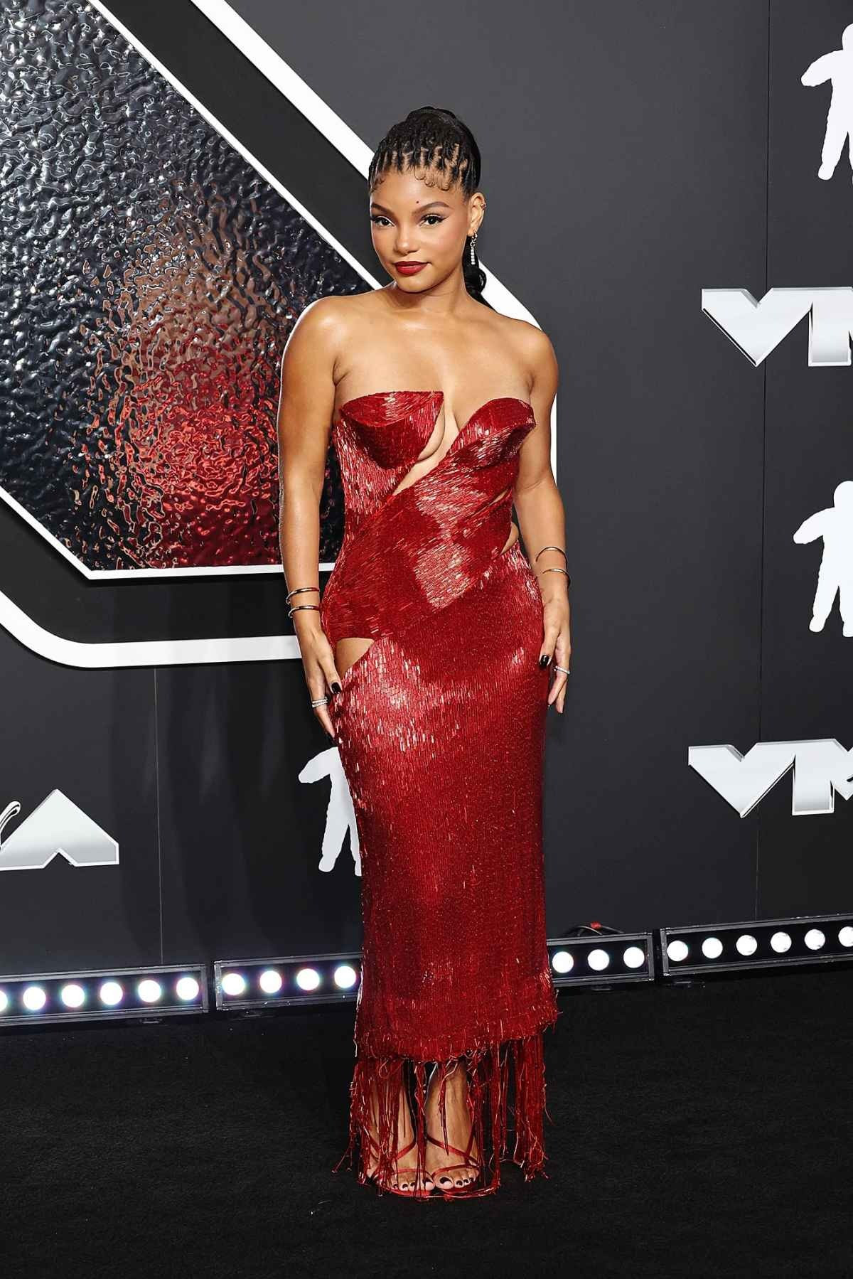 Halle Bailey diện bộ trang phục gợi cảm trong thiết kế ren của Sophie Couture.