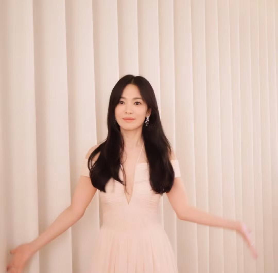 Hình ảnh phía sau hậu trường được Song Hye Kyo đăng tải lên trang cá nhân.