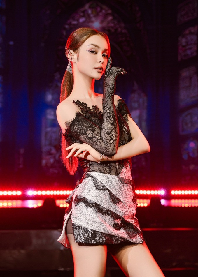 Khán giả nghi vấn MLee (trái) và Trang Pháp xích mích.