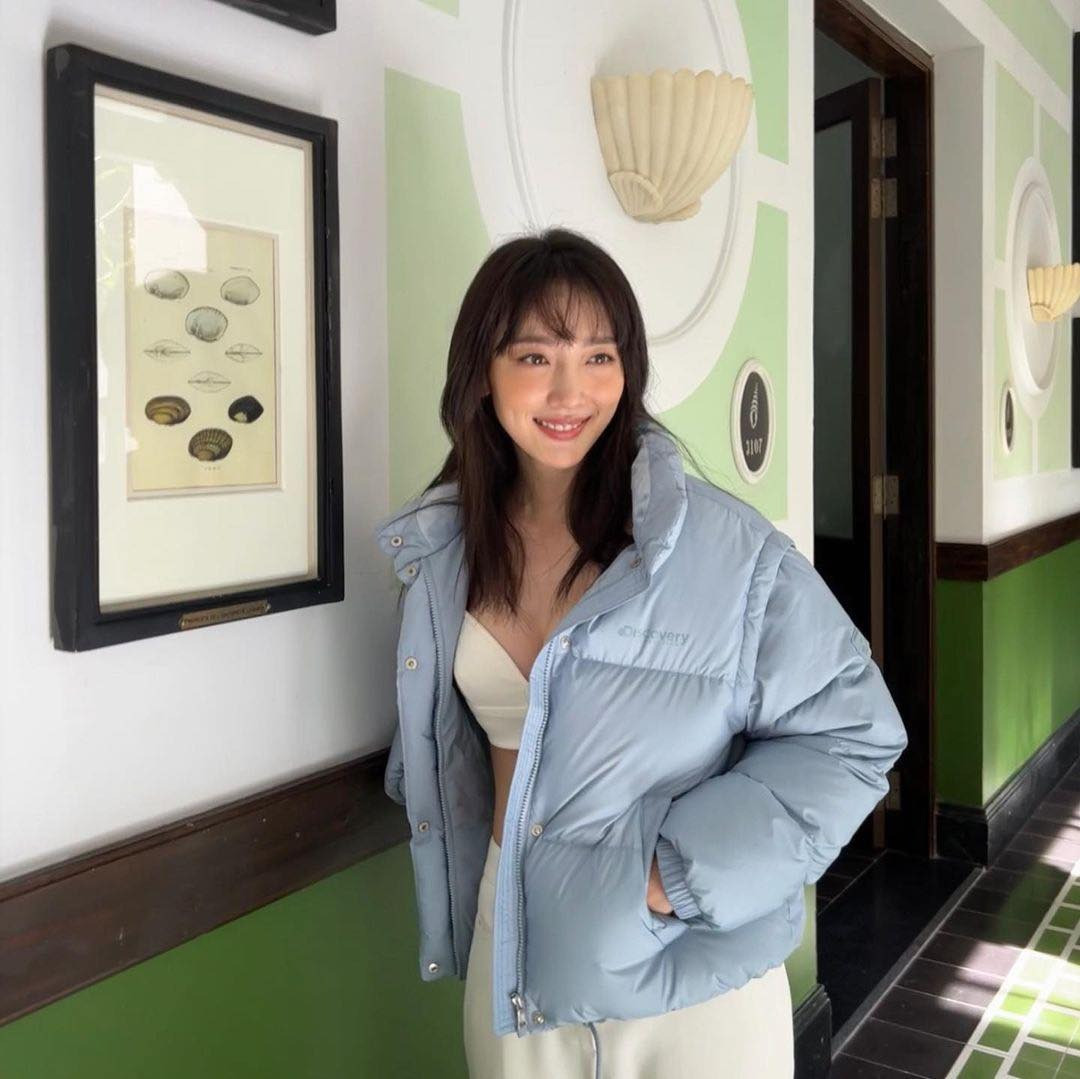 Pyo Ye Jin diện trang phục nửa kín nửa hở. Nhiều khán giả thắc mắc tại sao nữ diễn viên vẫn mặc áo phao giữ nhiệt dù nhiệt độ ở Phú Quốc không hề lạnh.