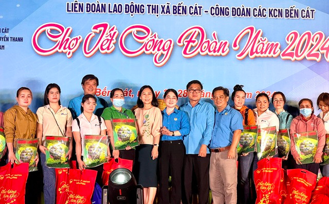 Hiện tại, Bến Cát có 8 khu công nghiệp và 1 khu sản xuất tập trung, giải quyết việc làm cho khoảng 180.000 lao động; có 5.985 dự án đầu tư, trong đó, có 5.186 dự án trong nước với tổng số vốn gần 55 tỉ đồng và 799 dự án nước ngoài với tổng vốn 9,28 tỉ USD (Trong ảnh: Các cấp Công đoàn và chính quyền địa phương tặng quà cho công nhân dịp Tết nguyên đán 2024)