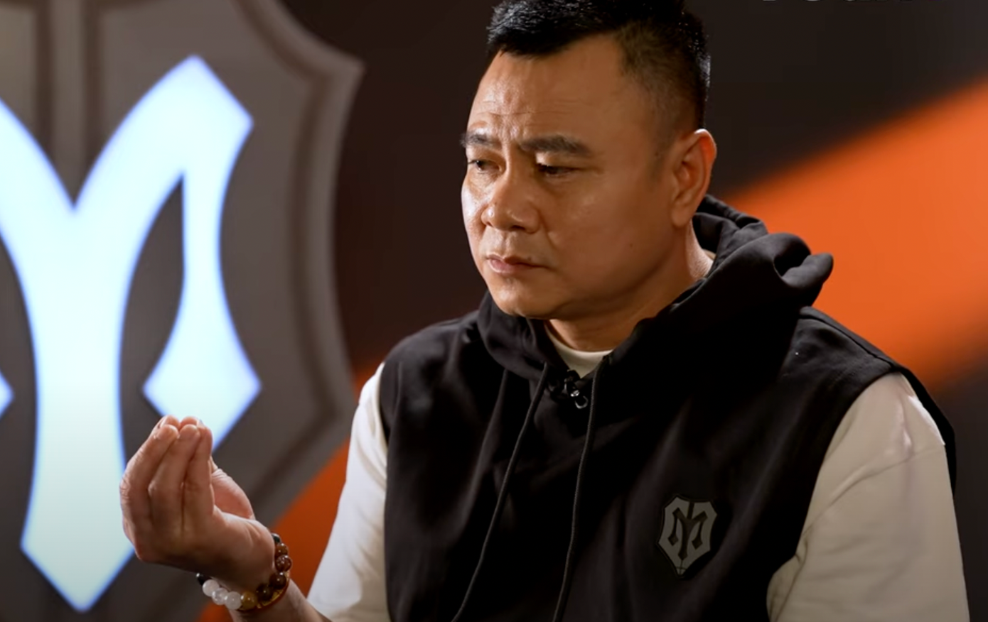 NSND Tự Long ra chiêu lấy bài Trống cơm một cách dễ dàng, dù có bốn đội khác để mắt.