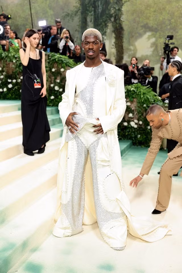 Bộ đồ của Lil Nas X được đính 50.000 viên pha lê Swarovski.