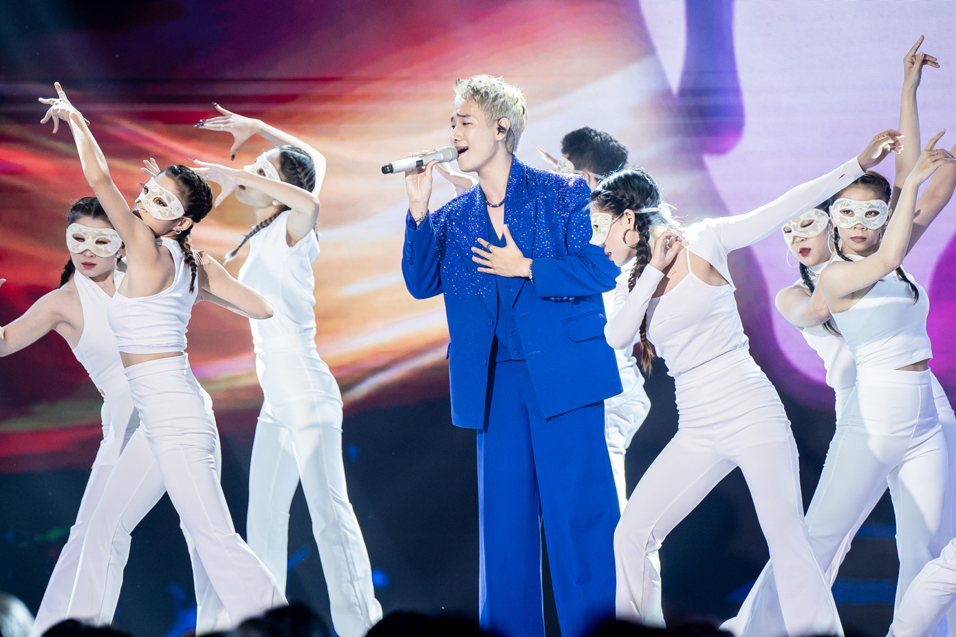 Hà An Huy là cái tên nhận được nhiều sự trông đợi từ khán giả sau nhiều vòng thi phong độ ổn định. Lựa chọn bản hit Người lạ ơi, Hà An Huy thể hiện bản thân ngày càng dạn dĩ trên sân khấu khi kết hợp ăn ý cùng vũ đoàn.