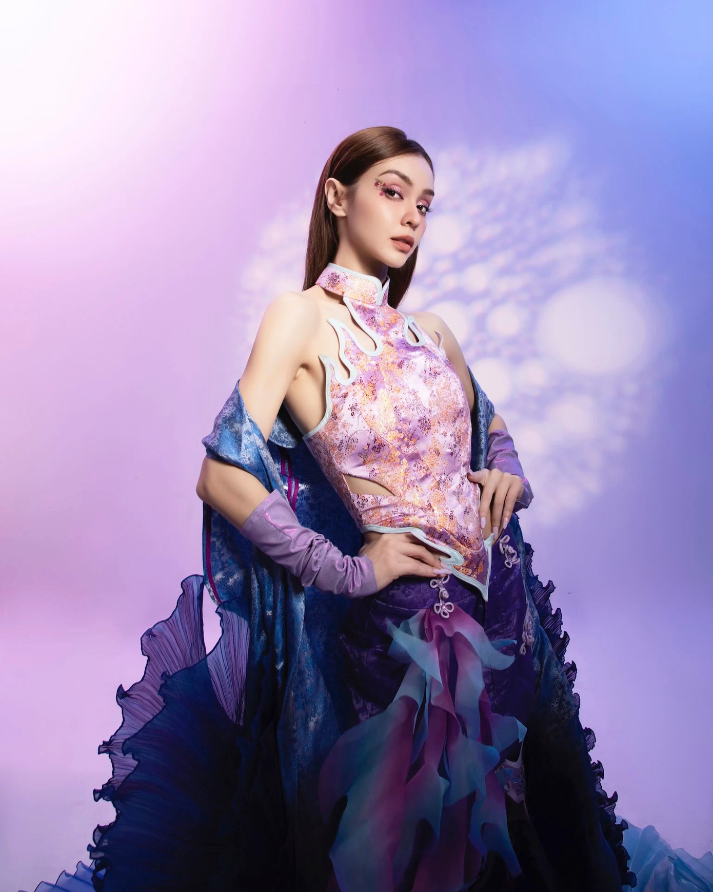 Mlee qua các đêm công diễn, cô vướng tranh cãi được chương trình ưu ái không thua gì Lệ Quyên. Mlee qua các đêm công diễn, cô vướng tranh cãi được chương trình ưu ái không thua gì Lệ Quyên.