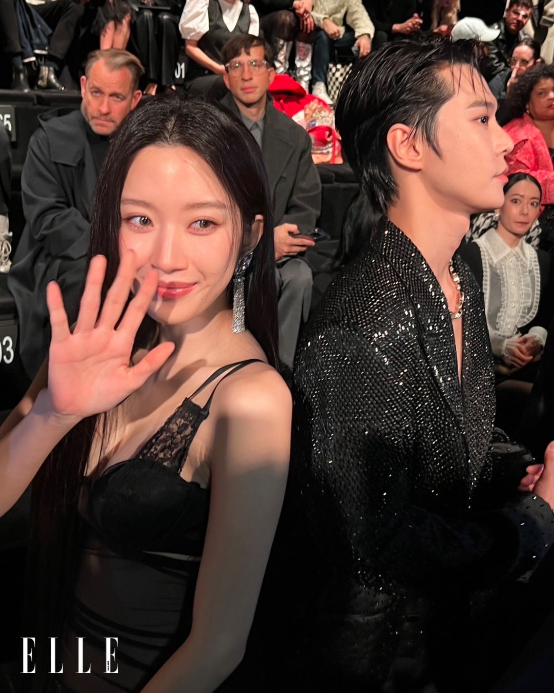 Tương tác của hai nghệ sĩ Hàn Quốc trở thành chủ đề nóng. Vì trời bên ngoài đổ mưa, Doyoung đã nhường áo khoác cho Moon Ga Young. Ảnh: Elle. Tương tác của hai nghệ sĩ Hàn Quốc trở thành chủ đề nóng. Vì trời bên ngoài đổ mưa, Doyoung đã nhường áo khoác cho Moon Ga Young. Ảnh: Elle.