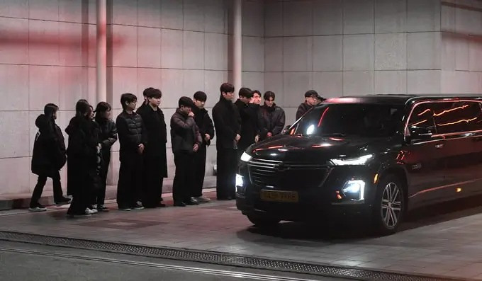 Gia đình và đồng nghiệp tiễn đưa Kim Sae Ron về nơi an nghỉ cuối cùng sáng 19/2. Ảnh: Seoul Shinmun.