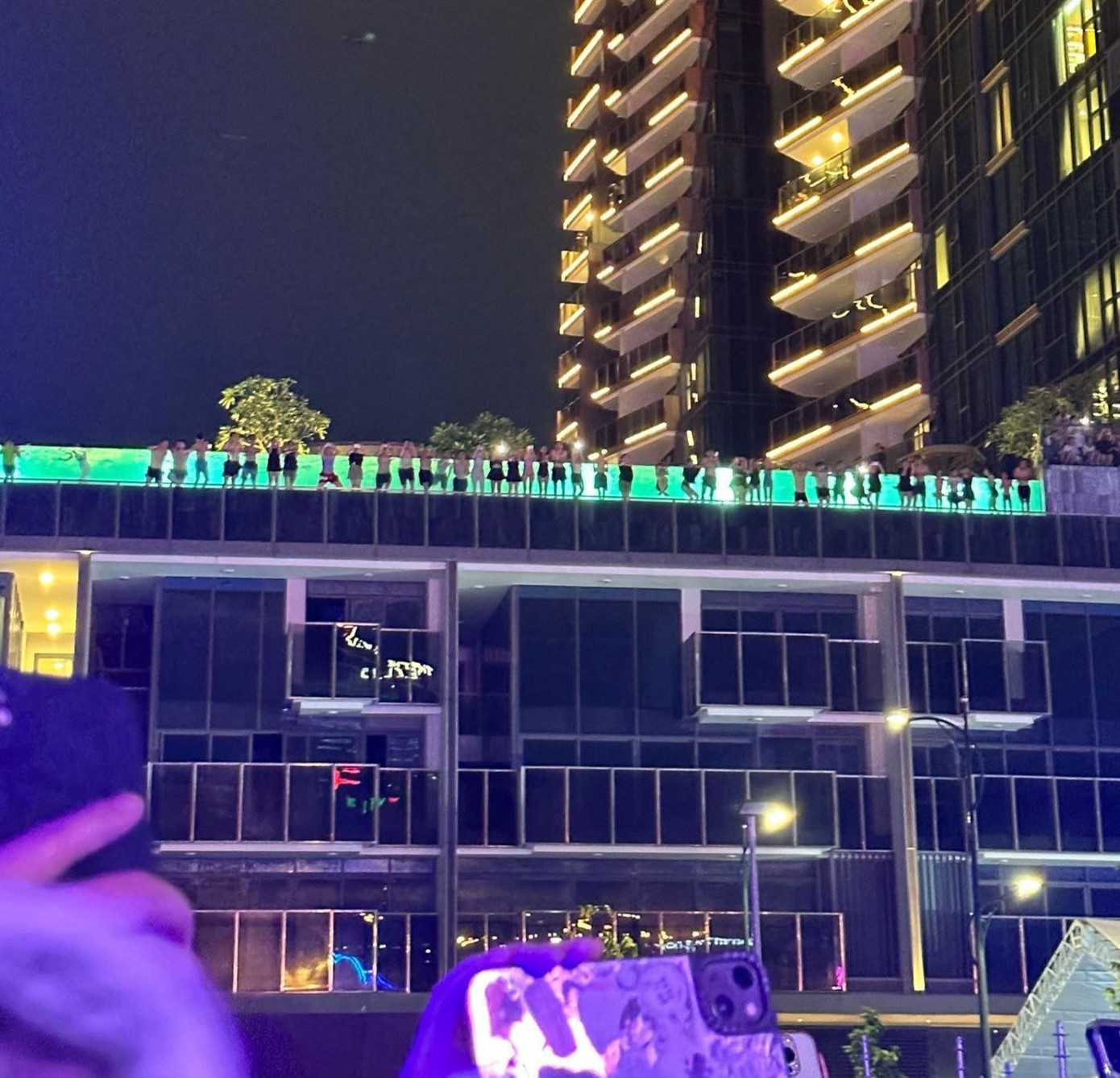 Các tòa nhà xung quanh có nhiều người được xem "miễn phí" concert. Hồ bơi ở tòa đối diện có tầm nhìn phóng thẳng ra đêm nhạc. Hình ảnh khán giả "xem chùa" vừa bơi vừa xem ca nhạc từ xa được nhiều người chụp lại. Ảnh: Threads.
