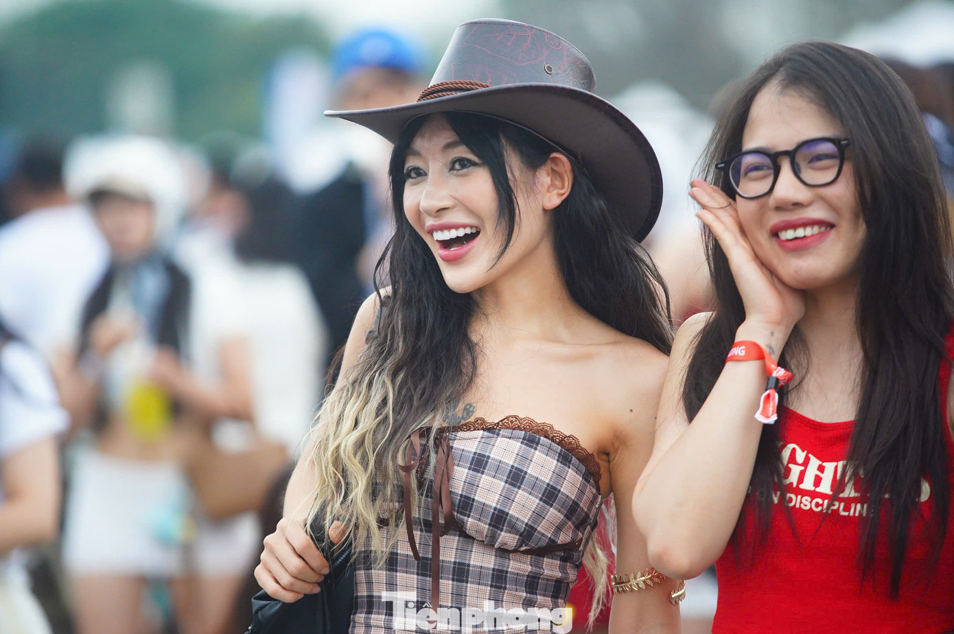 Thời tiết Hà Nội khá mát mẻ, nhiều fan nữ chọn đồ sexy khoe vóc dáng đến cổ vũ dàn sao Kpop.