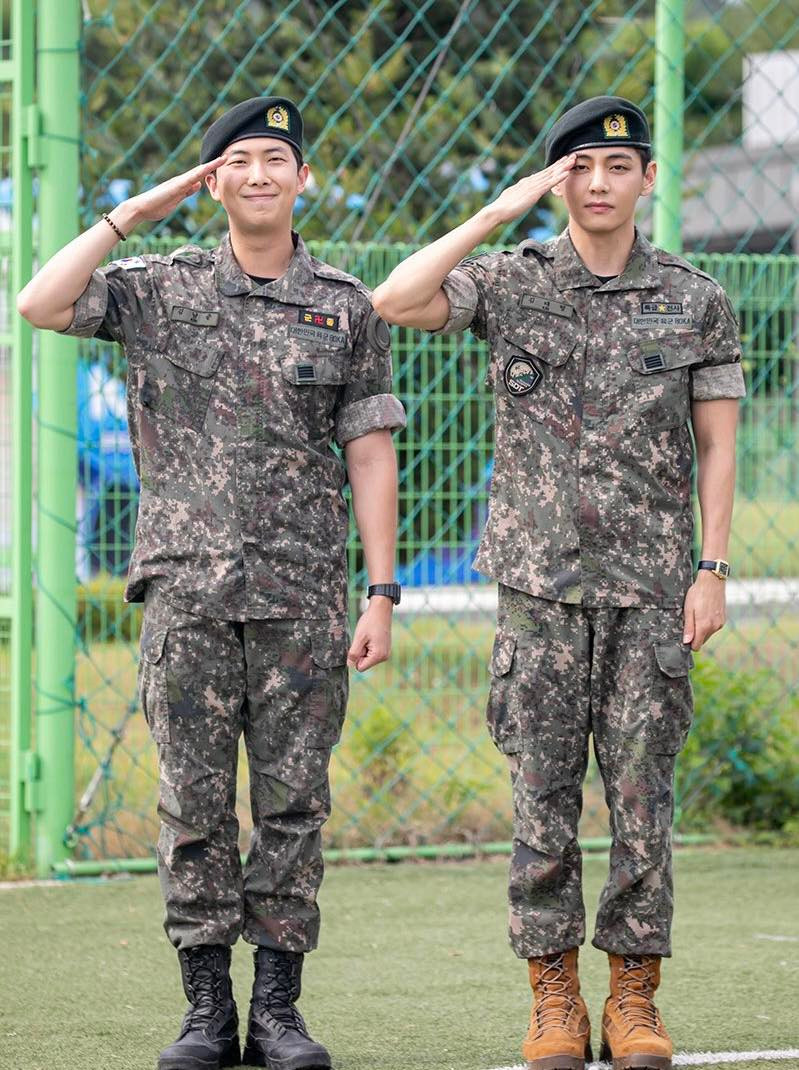 RM - trưởng nhóm BTS và V (bên phải) xuất ngũ sáng 10/6. RM - trưởng nhóm BTS và V (bên phải) xuất ngũ sáng 10/6.