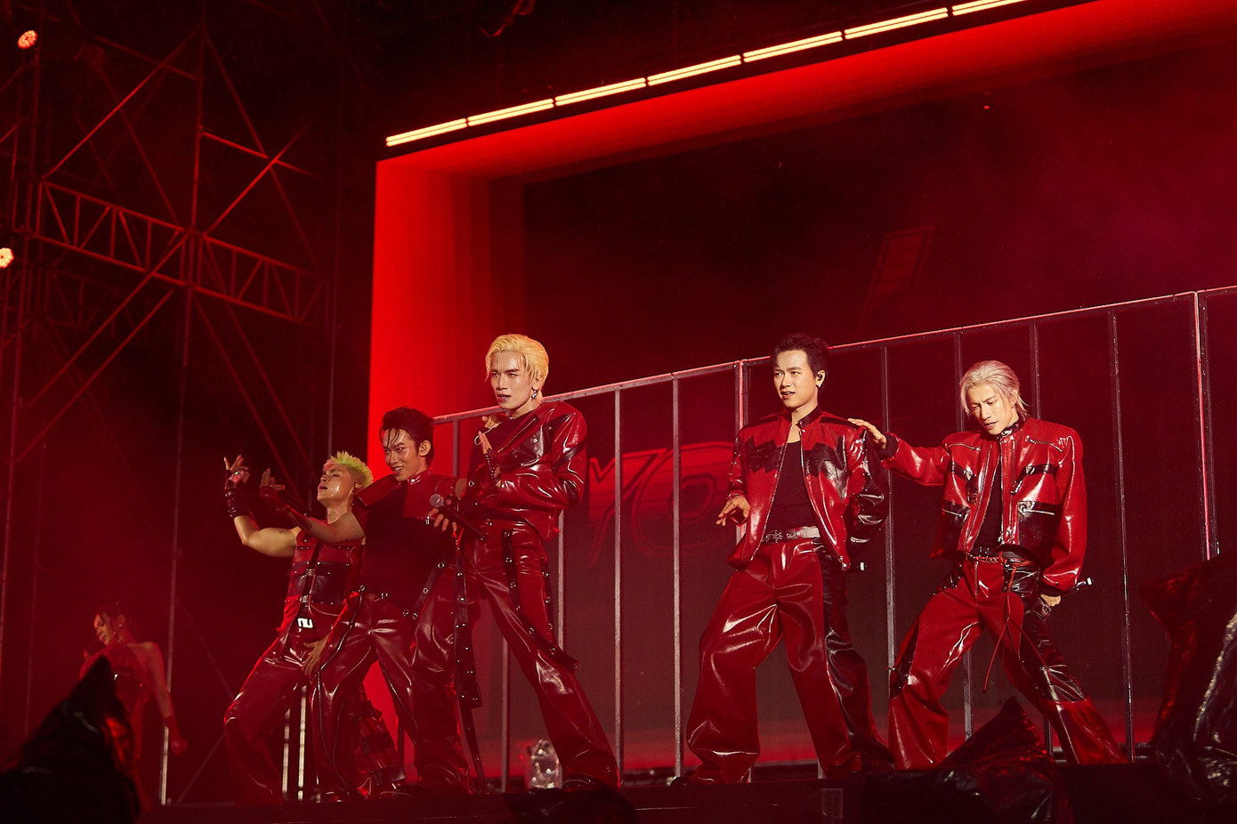 5 thành viên B.O.F lần lượt xuất hiện trên sân khấu với loạt tiết mục được dàn dựng công phu, kết hợp giữa âm nhạc sôi động và vũ đạo thu hút. Nhóm mở màn bằng hai ca khúc Let me feel your love tonight, Gene - Có không giữ mất đừng tìm, trước khi tiếp tục với bản hit No fair.